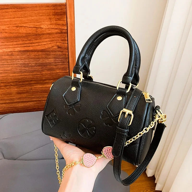 Women's Shoulder Bag Four Leaf Strawberry Diamond Pendant Chain Bag Fashion Crossbody Bag Underarm Bag