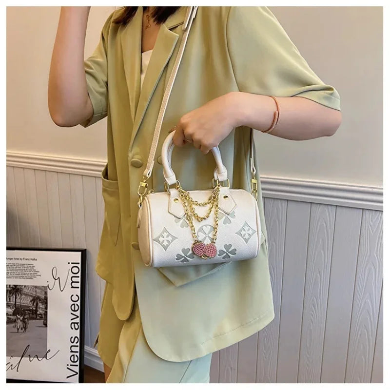 Women's Shoulder Bag Four Leaf Strawberry Diamond Pendant Chain Bag Fashion Crossbody Bag Underarm Bag